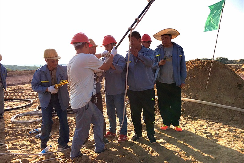 1471332611936173SLFn.jpg 廠區(qū)主干道敷設電纜.jpg