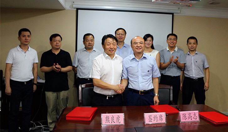 14713333456336597gL8.jpg 熊良虎代表集團(tuán)與億杰集團(tuán)董事長(zhǎng)陳高志簽訂戰(zhàn)略合作協(xié)議.jpg