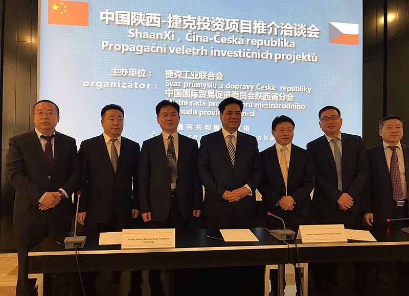 1493943427581368aWU4.jpg 洽談會(huì)2.jpg