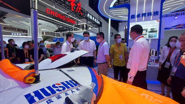 1681778285710359n6gm.jpg 20220726研究院公司虎鯊無人船代表陜西參展第二屆中國國際消費(fèi)品博覽會(huì)_副本.jpg